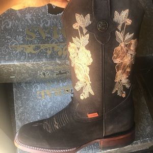 Cowboy boots size 8.5